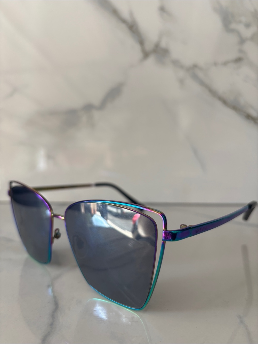 Diff Eyewear Iridescent Blue-Purple Cat Eye Sunglasses